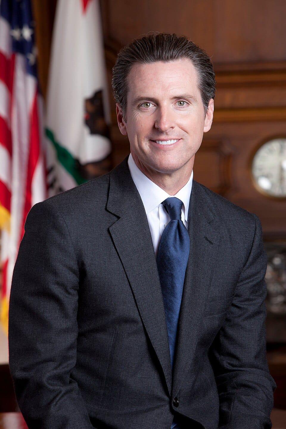 https://upload.wikimedia.org/wikipedia/commons/thumb/2/20/Gavin_Newsom_official_photo.jpg/960px-Gavin_Newsom_official_photo.jpg?utm_source=chatgpt.com